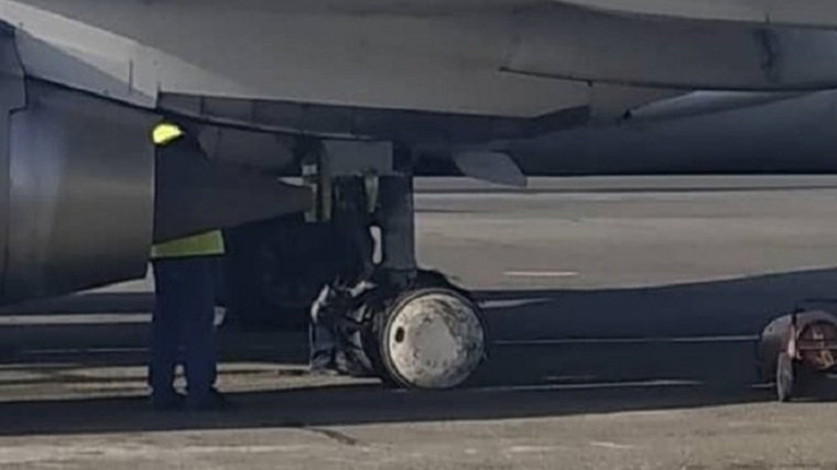 В Киргизии у пассажирского самолета на взлете лопнули колеса