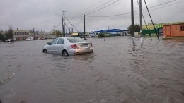 В пригороде Петербурга машины глохнут на улице, превратившейся в реку