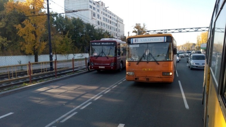 При столкновении трех автобусов в Хабаровске пострадали подростки