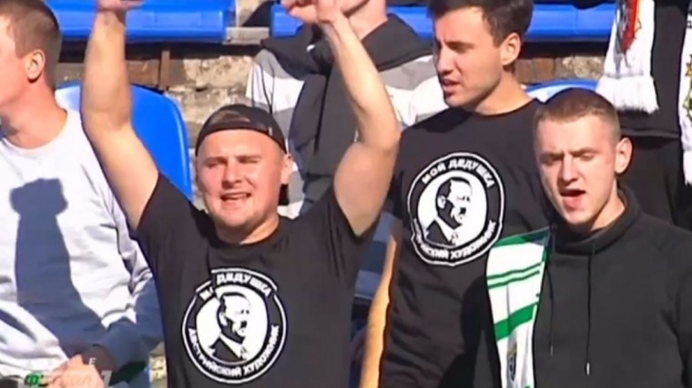 Украинские фанаты подставили свой клуб, надев футболки с портретом Гитлера