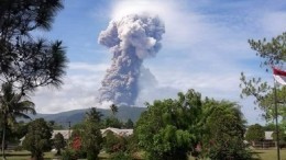 Видео: на индонезийском острове Сулавеси началось извержение вулкана