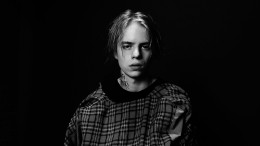 Рэпер Pharаоh пожаловался на домогательства фанаток