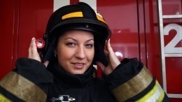 Единственную в России женщину-пожарного выжили с работы после съемок в клипе