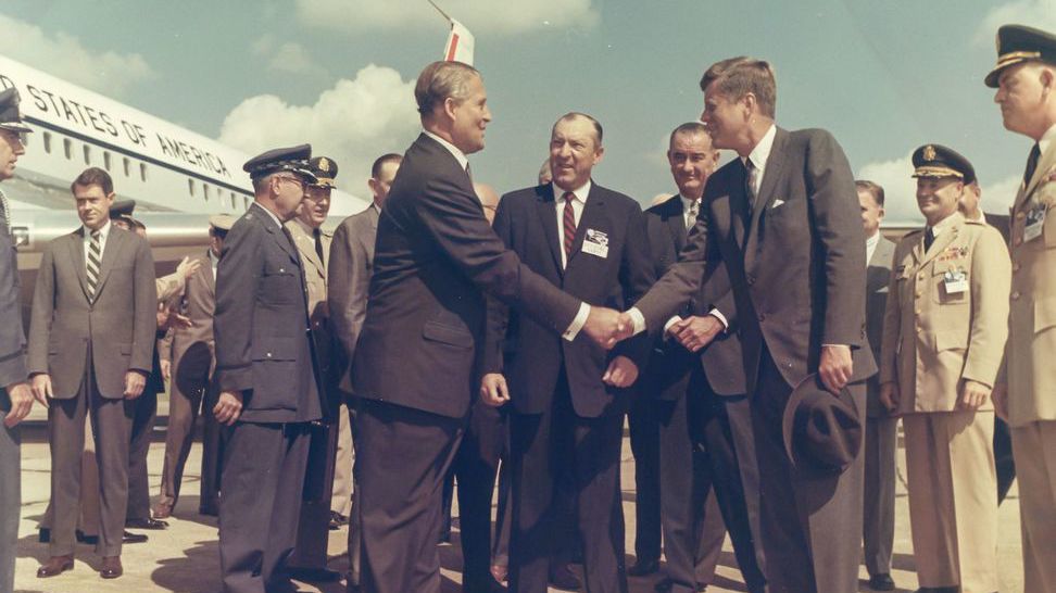 Вернер фон Браун и президент США Джон Кеннеди. 