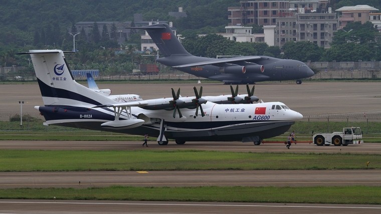 Самолет-амфибия прошелся брюшком по воде в Китае