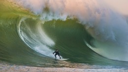 Серфер покоряет гигантскую волну — невероятное видео
