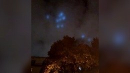 Очевидцы заметили в небе над Москвой загадочные голубые огни — видео