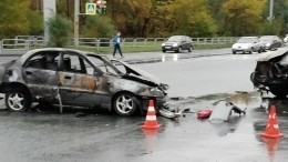 Видео: маршрутка и легковушка загорелись после ДТП в Челябинске