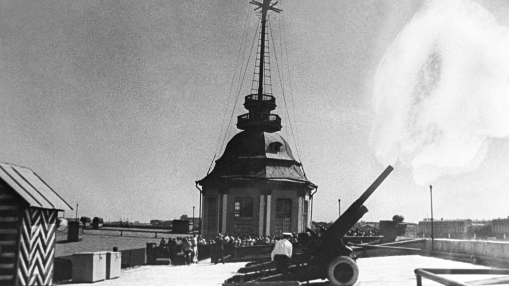 Полуденный выстрел с Петропавловской крепости в Ленинграде, 1972 год.