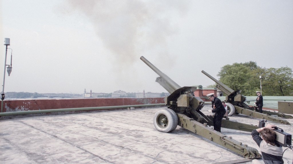 1 мая 1986 года, полуденный выстрел орудия Петропавловской крепости в честь Дня города в Ленинграде.