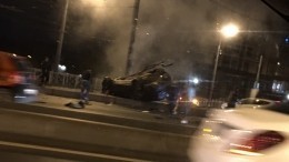 Автомобиль приземлился на крышу, столкнувшись со столбом у моста Бетанкура