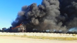 В Калуге полыхает завод по производству щебня — фото с места событий