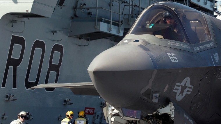 Пентагон приостановил полеты всех истребителей F-35