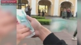 В центре Петербурга компания из авто разбрасывала фальшивые деньги