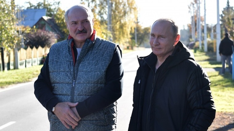 Лукашенко в родном доме угостил Путина драниками