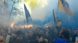 Шествие националистов в Киеве проходит в дыму и огне