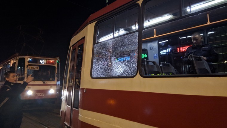 На юге Петербурга неизвестные обстреляли трамваи