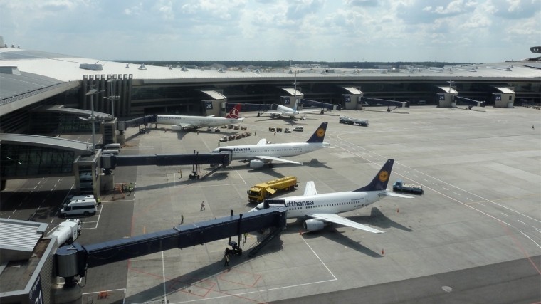 Автомобиль с багажом протаранил самолет в аэропорту «Внуково»