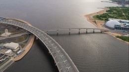 Мужчина прыгнул с Яхтенного моста в Петербурге — шокирующее видео