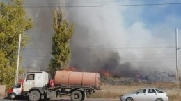 Огромная свалка полыхает вдоль трассы в Ростовской области