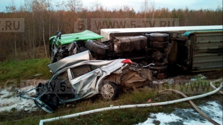Трое погибли в страшном ДТП с грузовиком в Вологодской области — фото с места