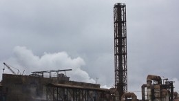 Один человек погиб при пожаре на территории завода во Владикавказе — видео