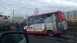 Видео: Экскурсионный автобус влетел в бензовоз на кольцевой Петербурга