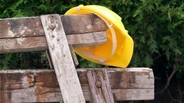 Ветер обрушил строительные леса со Скорбященской церкви в Петербурге