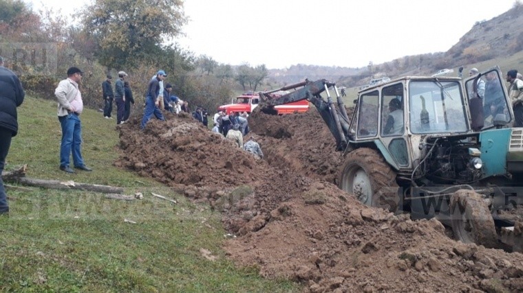 Рабочие пострадали при обвале грунта в ходе земельных работ в Дагестане — фото