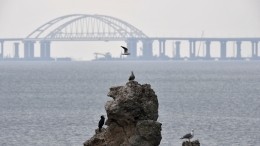 Пролет Крымского моста подняли из моря и отправили на склад