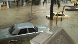 Видео: В Туапсе бурные потоки сносят в море машины и торговые точки