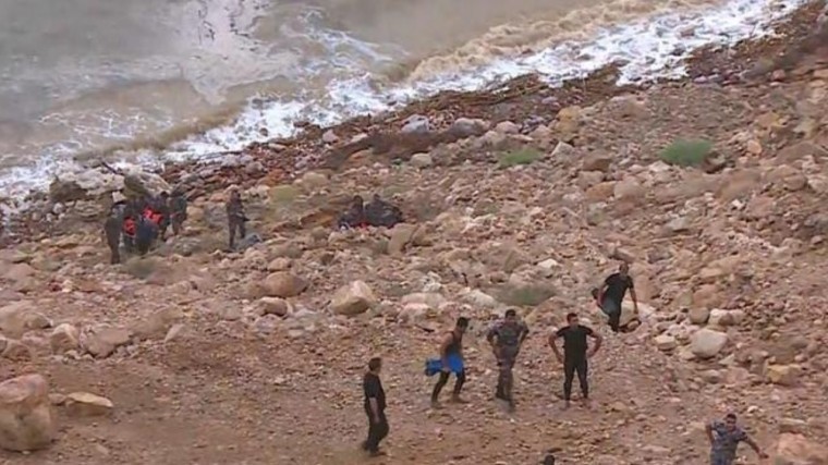 17 человек погибло при затоплении школьного автобуса в Иордании