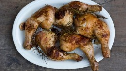 В Махачкале 54 человека отравились после того, как поели курицу в одном из кафе