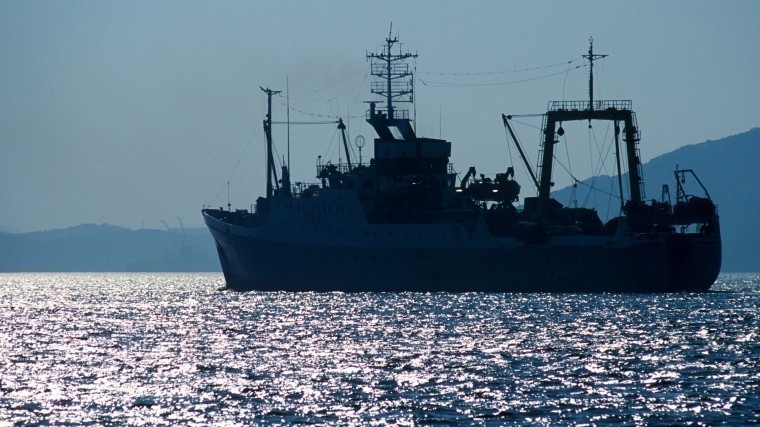 Сахалинский траулер «Невельск» дрейфует в Охотском море