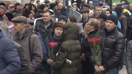 Тысячи поклонников пришли проститься к Ленкому с Караченцовым — прямая трансляция