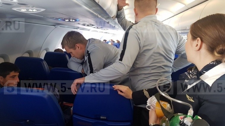 Врачи столичного клуба «Динамо» спасли жизнь женщине на борту самолета