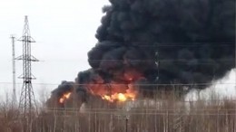Первые кадры сильнейшего пожара на нефтехранилище в ХМАО