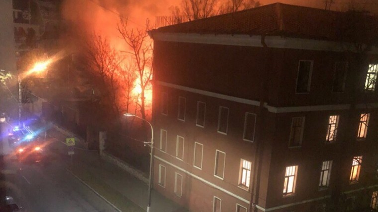 Сильный пожар произошел в ремонтируемом здании в Кронштадте