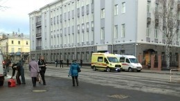 Место взрыва у здания ФСБ в Архангельске осматривают специалисты — первые кадры