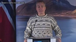 Министр обороны Норвегии пришел на брифинг в милом свитере с рыбками