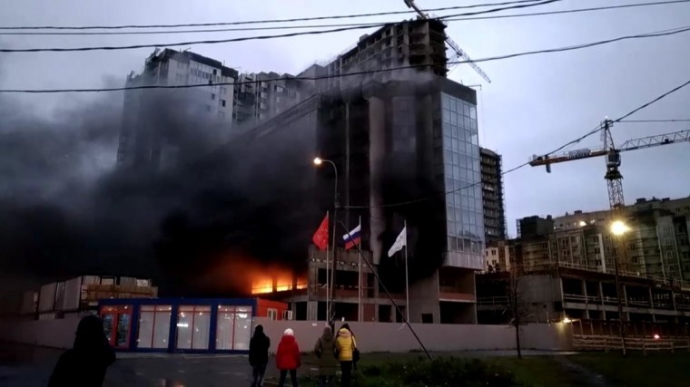 На севере Петербурга полыхает недостроенный жилой дом