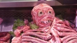 На Украине к Хэллоуину в мясном магазине на витрину выложили жуткий скелет