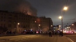 Пожарным удалось локализовать возгорание в выселенном здании в Москве