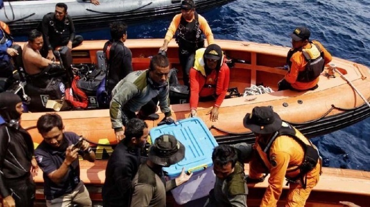Спасатели нашли черный ящик индонезийского «Боинга 737» — фото с места
