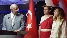 Турция отозвала своего посла в Уганде за древнегреческий наряд