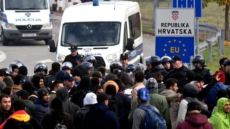 Австрия напугана многотысячной толпой вооруженных мигрантов у своих границ