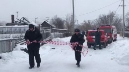 Первое видео с места пожара в частном доме в Кузбассе, где погибли 8 человек