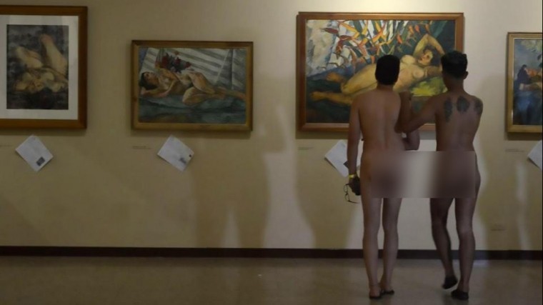 В колумбийский музей посетители пришли без одежды