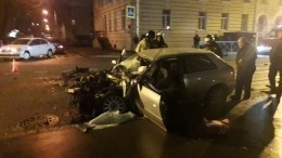 Серьезное ДТП в Петербурге попало на видео: Один из автомобилей влетел в дом