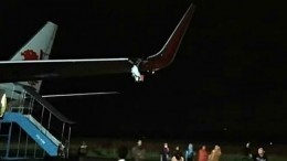 Самолет Lion Air врезался крылом в столб в аэропорту Индонезии — видео с места